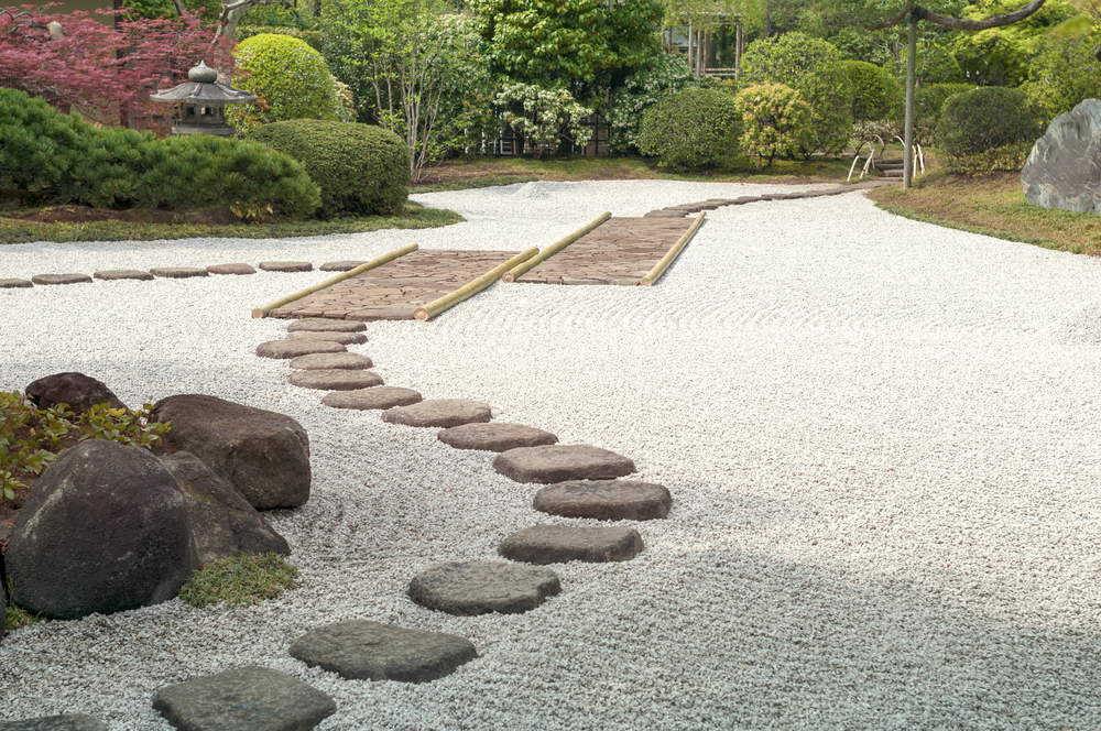 Réaliser des pas japonais dans son jardin