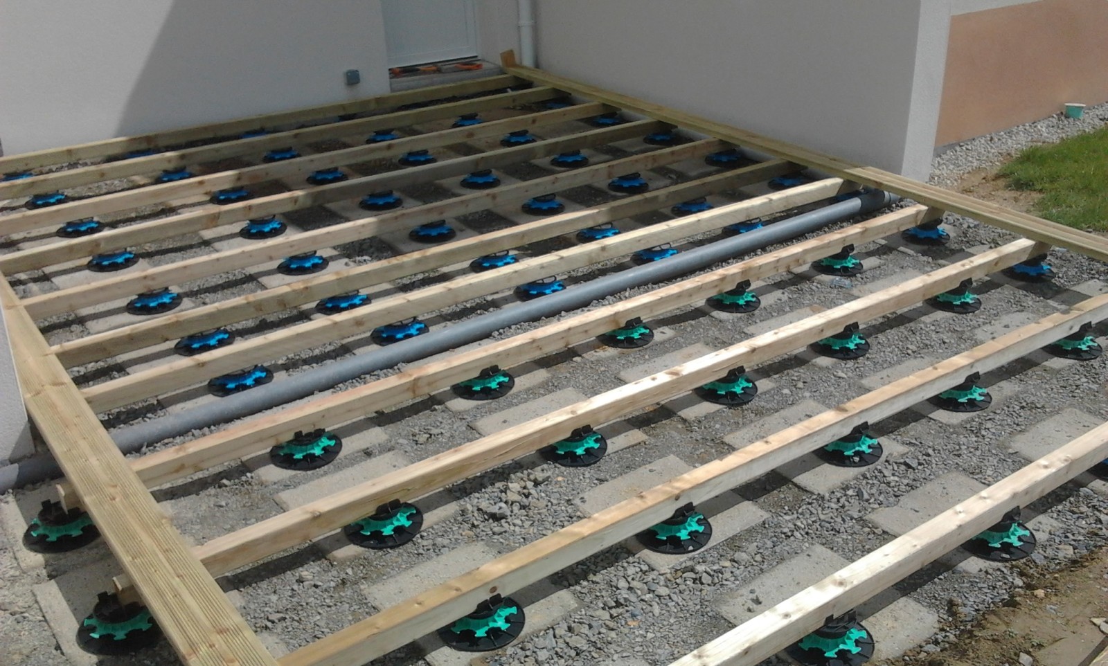 Pourquoi le plot terrasse est simple d’utilisation pour la réalisation de votre terrasse ?
