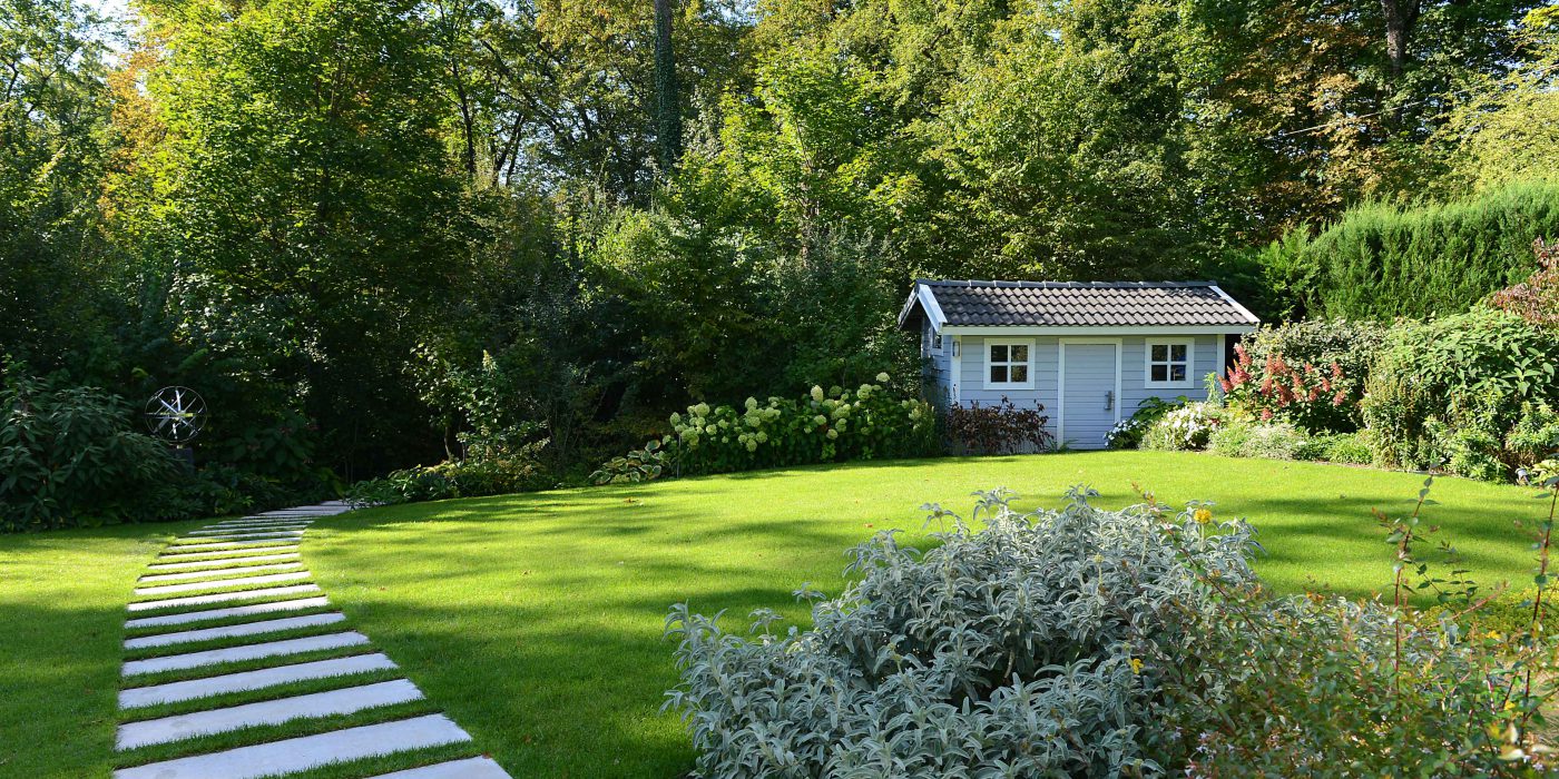 Un jardin bien vert grâce au gazon et à la pelouse