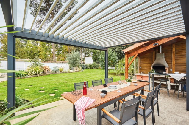 Un jardin plus convivial avec une pergola bioclimatique