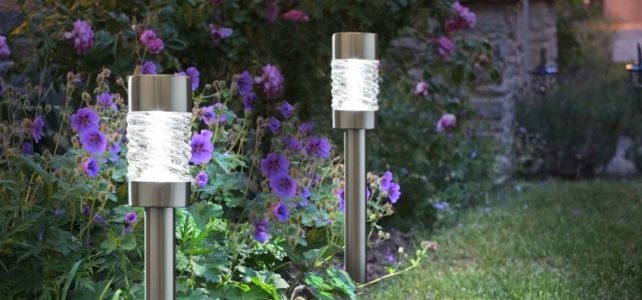 La magie d’un lampadaire solaire dans un jardin